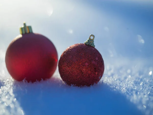 Julebolde dekoration i sne - Stock-foto