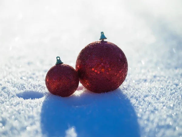 Decoración de bolas de Navidad en nieve — Foto de Stock