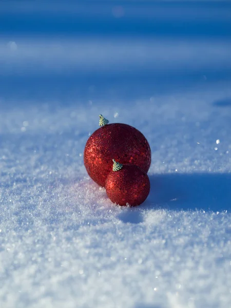 Décoration boules de Noël dans la neige — Photo