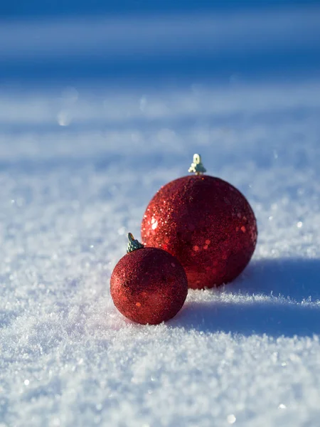 雪の中でクリスマス ボールの装飾 — ストック写真