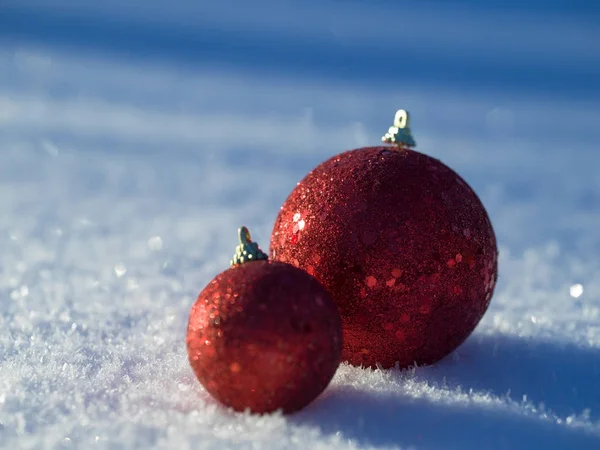 雪の中でクリスマス ボールの装飾 — ストック写真