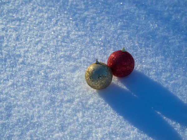 Decorazione palle di Natale nella neve — Foto Stock