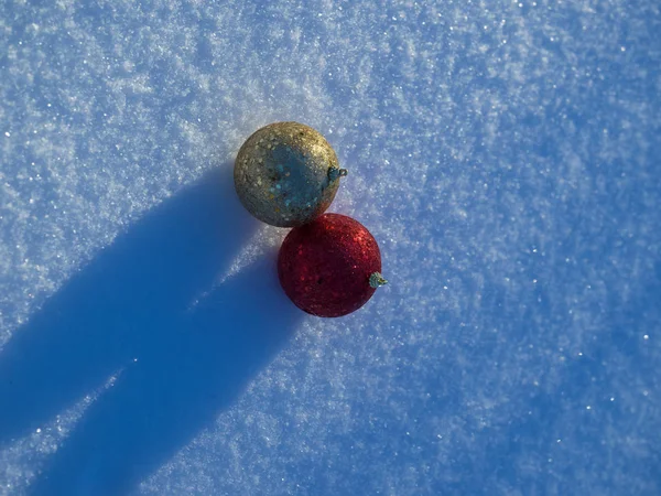 Decoratie van Kerstmis ballen in sneeuw — Stockfoto