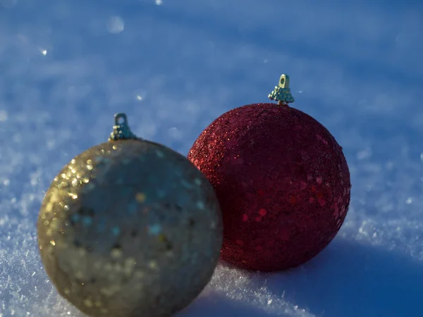 Bolas de Natal decoração na neve — Fotografia de Stock