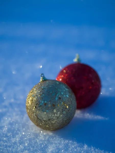 Різдвяні кульки прикраса в снігу — стокове фото