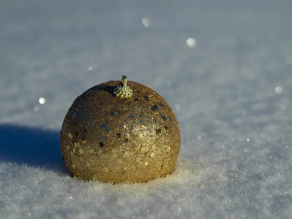 Decorazione palle di Natale nella neve — Foto Stock