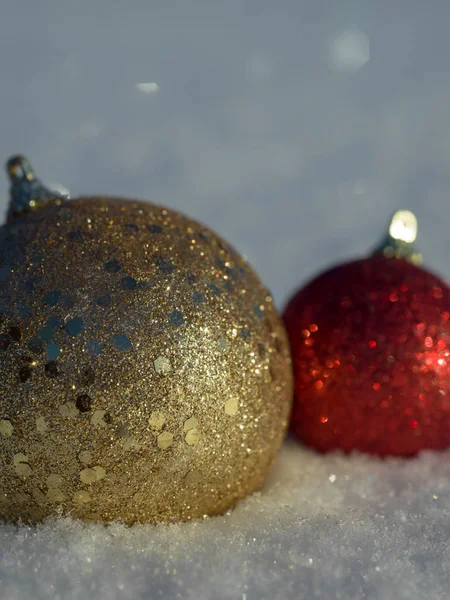 Joulupallot koristelu lumessa — kuvapankkivalokuva