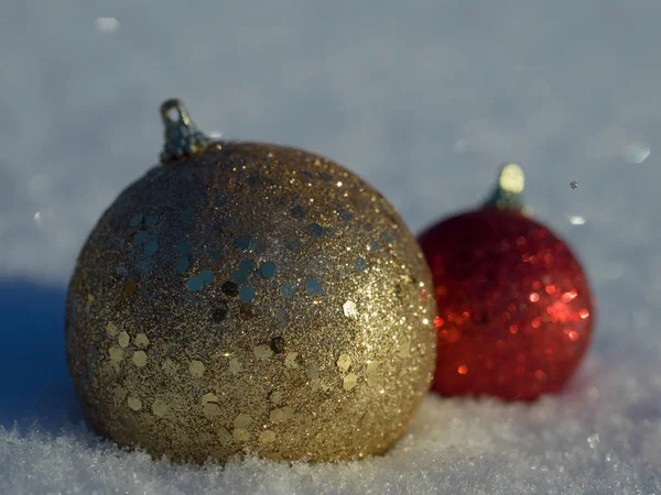 Décoration boules de Noël dans la neige — Photo