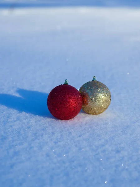 Decorazione palle di Natale nella neve — Foto Stock