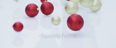 Kırmızı ve altın Noel topları ve dekorasyon bırakın ve ağır çekimde beyaz yansıtıcı arka plan üzerinde sıçrama 