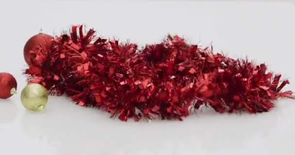 Kırmızı Altın Noel Topları Dekorasyon Bırakın Ağır Çekimde Beyaz Yansıtıcı — Stok video