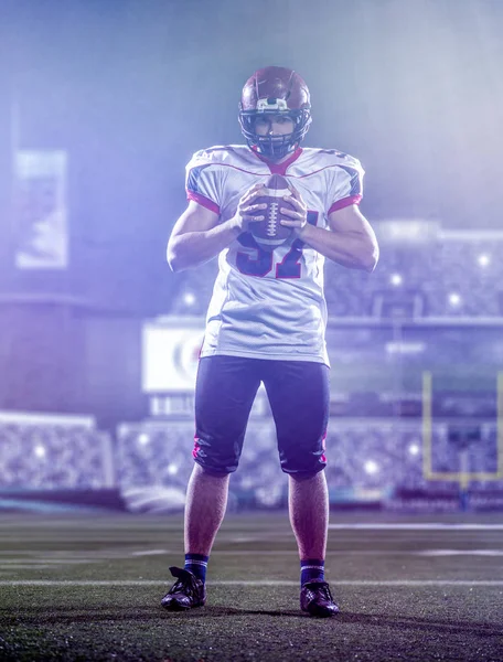 Portret van vertrouwen American football-speler staande op de f — Stockfoto