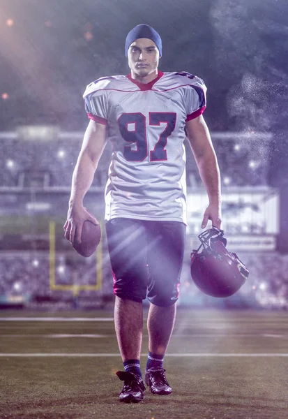 Portrait de jeune joueur de football américain confiant marche thr — Photo