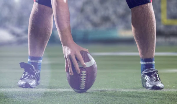 Jogador de futebol americano se preparando para iniciar o jogo de futebol — Fotografia de Stock