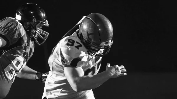 American Football Spieler Bei Nächtlichen Spielen Auf Dem Spielfeld Aktion — Stockfoto