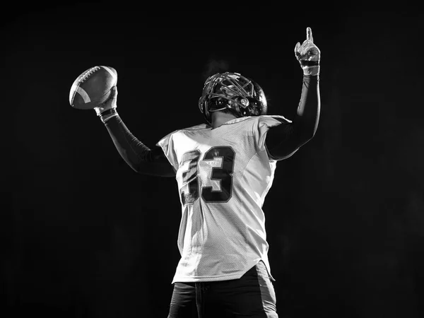 Jugador de fútbol americano celebrando después de anotar un touchdown —  Fotos de Stock