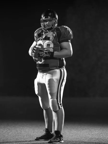 Retrato Jogador Futebol Americano Confiante Segurando Bola Enquanto Estava Campo — Fotografia de Stock