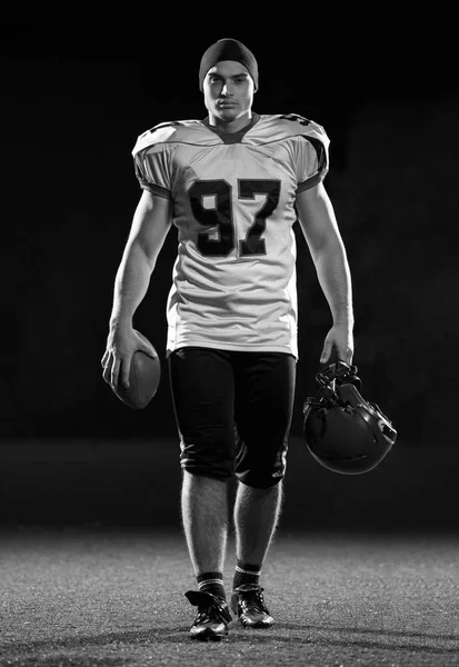 Portret van jonge zelfverzekerde Amerikaanse voetballer — Stockfoto
