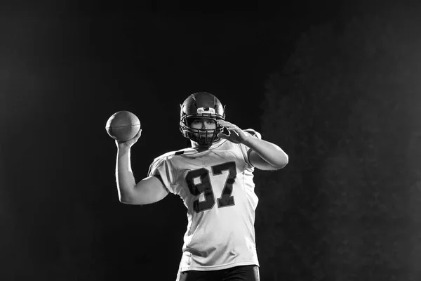 Giocatore di football americano lancio palla da rugby — Foto Stock