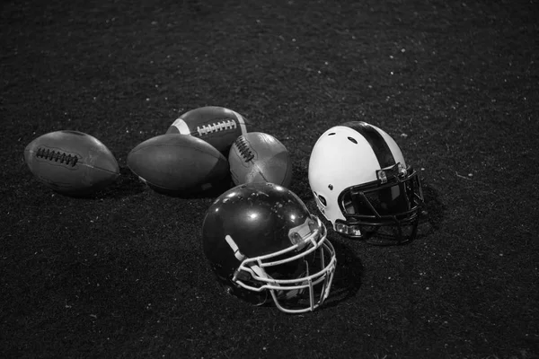 Fútbol americano y cascos — Foto de Stock