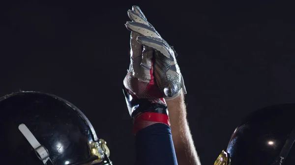 Jogadores de futebol americano comemorando depois de marcar um touchdown — Fotografia de Stock