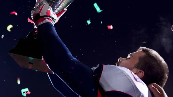 Glückliche Amerikanische Fußballmannschaft Feiert Sieg Mit Trophäe Und Konfetti Auf — Stockfoto