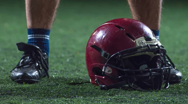 Gros plan du joueur de football américain et casque — Photo