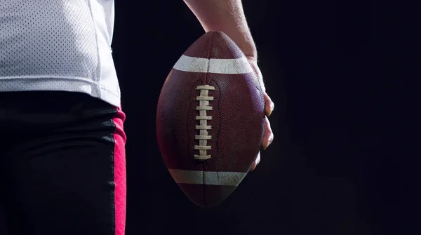 Rückansicht eines jungen selbstbewussten amerikanischen Fußballspielers — Stockfoto