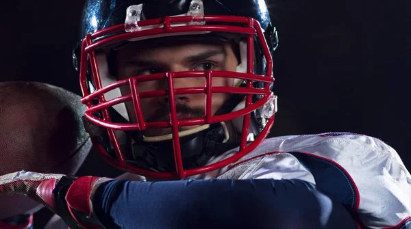 Amerikaanse Voetballer Gooien Rugby Bal Tegen Zwarte Achtergrond — Stockfoto