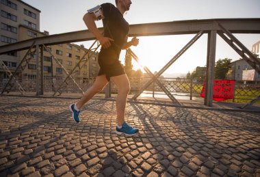 adam köprüden güneşli sabah koşu