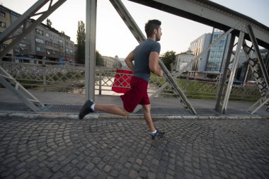 adam köprüden güneşli sabah koşu