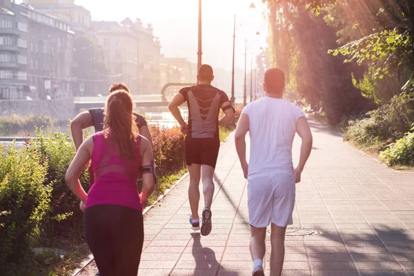 Grupp ungdomar jogging i staden — Stockfoto