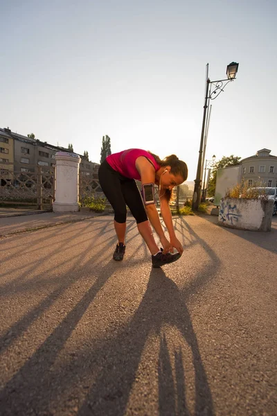 Atleta mujer calentando y estirando —  Fotos de Stock