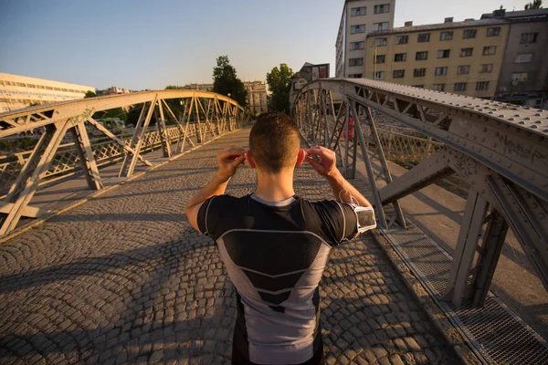 Retrato de un hombre corriendo en la mañana soleada —  Fotos de Stock