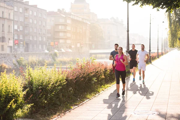 Groep jongeren joggen in de stad — Stockfoto