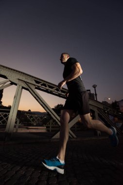 Adam şehir köprüden koşu