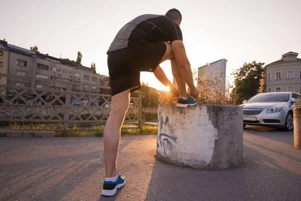 Homme attachant des lacets de chaussures de course — Photo