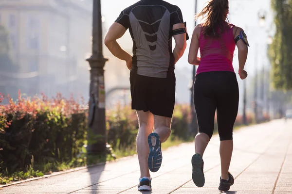 Junges Paar joggt in der Stadt — Stockfoto