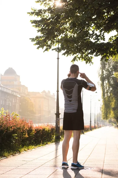 Mann joggt am sonnigen Morgen — Stockfoto