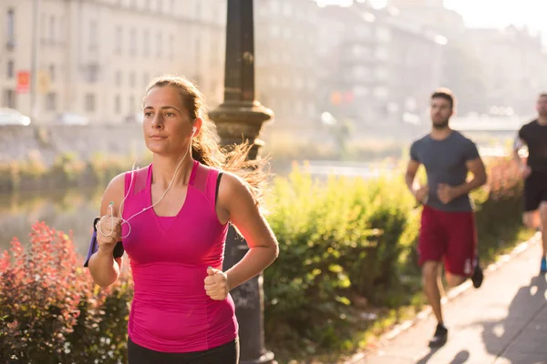 Groep jongeren joggen in de stad — Stockfoto