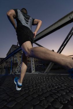 Adam şehir köprüden koşu