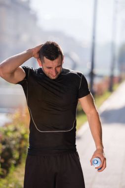 kafasında şişe su dökülen adam