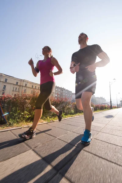 Młoda para jogging w mieście — Zdjęcie stockowe