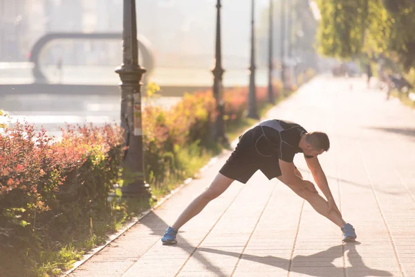 Sportoló ember bemelegítés és nyújtás — Stock Fotó