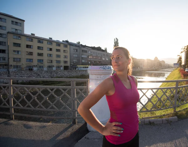 Portrét běžeckou ženy na slunečné ráno — Stock fotografie