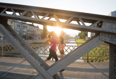 Genç çift köprü şehir boyunca koşu