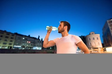 oturum çalıştırdıktan sonra adam içme suyu