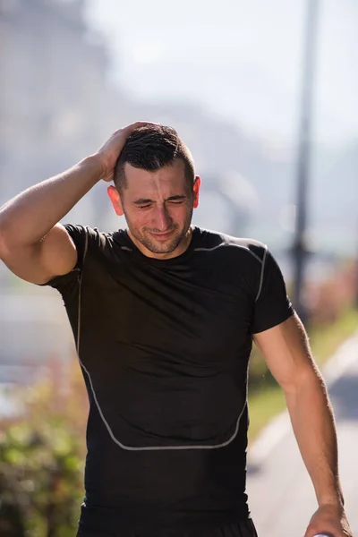 Homem derramando água de garrafa em sua cabeça — Fotografia de Stock