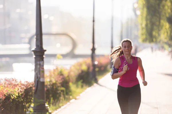 Mujer corriendo en la soleada mañana —  Fotos de Stock