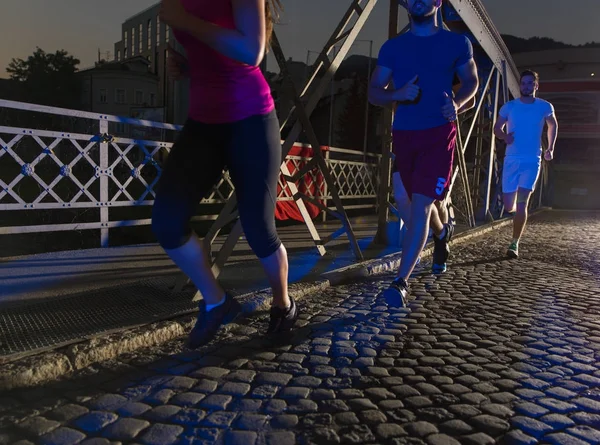 Fiatalok, jogging, át a hídon — Stock Fotó